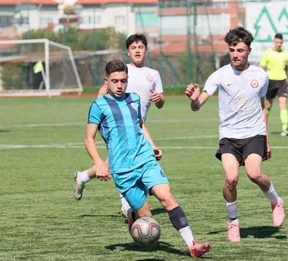 FUTBOL’DA YARI FİNAL BİLETLERİ SAHİPLERİNİ BULDU