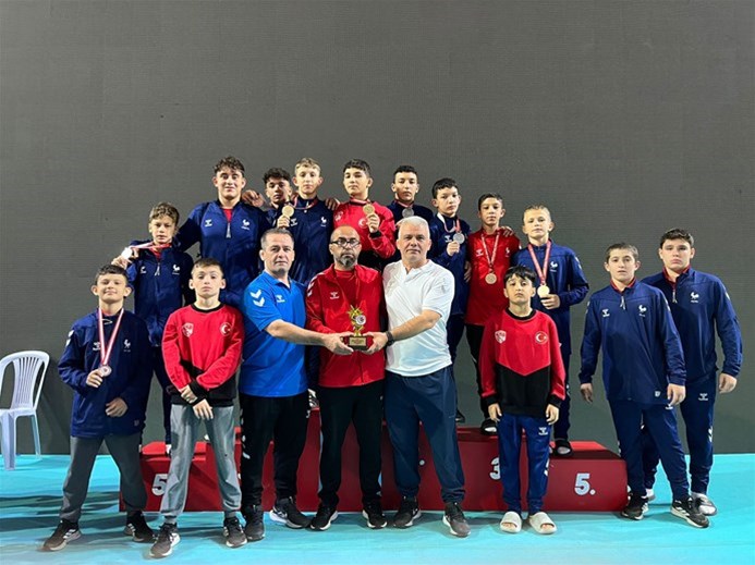  DENİZLİLİ GÜREŞÇİLER SİVAS’TA FIRTINA GİBİ ESTİ