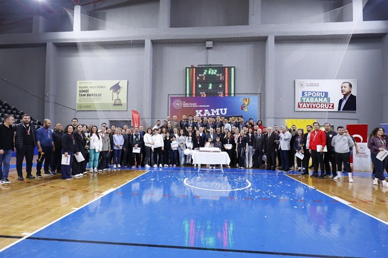KAMU’NUN ŞAMPİYONLARI KUPALARINI ALDI
