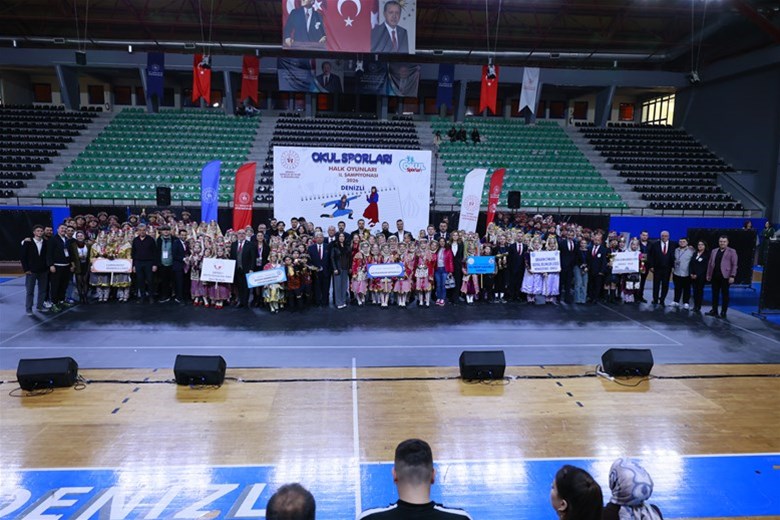 HALK OYUNLARINDA OKULLAR SAHNE ALDI