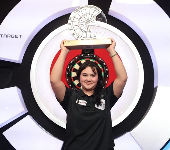 DENİZLİLİ MİLLİ DARTÇI ZEHRA GEMİ DÜNYA ŞAMPİYONU