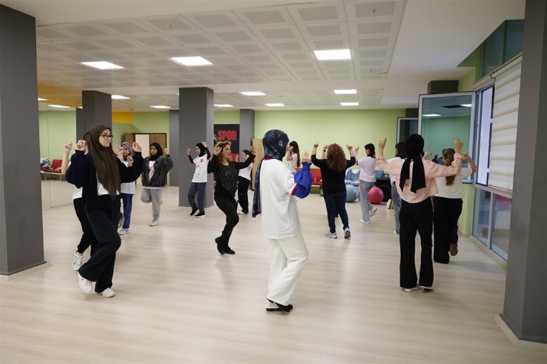 ÖĞRENCİLER YURTLARDA HALK OYUNLARI ÖĞRENİYOR