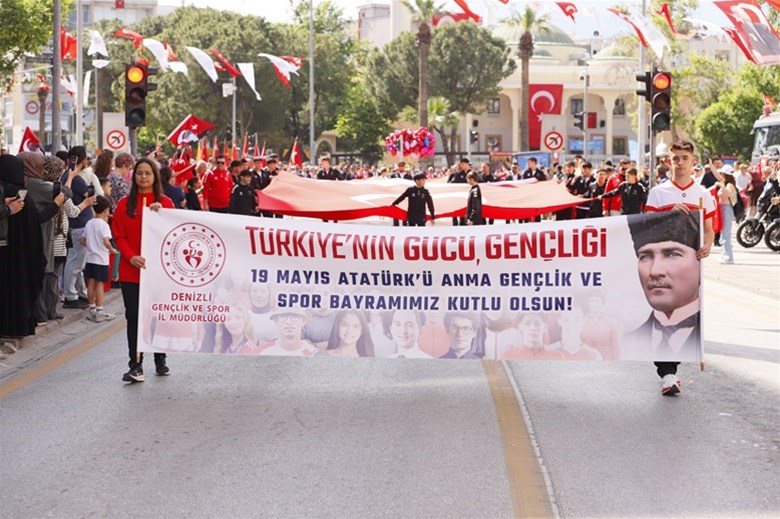 DENİZLİ’DE 19 MAYIS’IN 107. YIL DÖNÜMÜNDE GÖRKEMLİ KUTLAMA